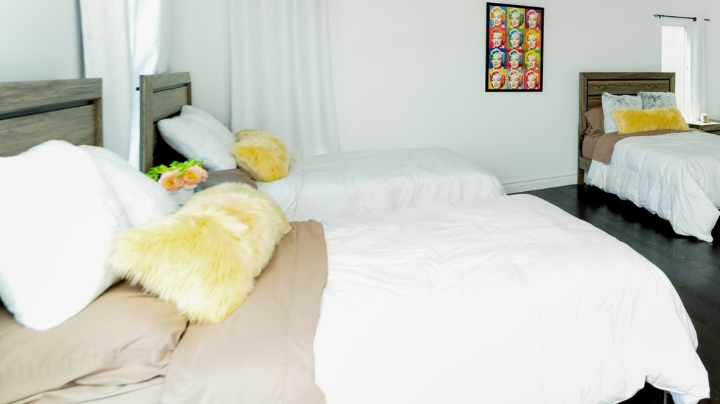 bed-room-facility-hollywood-hills