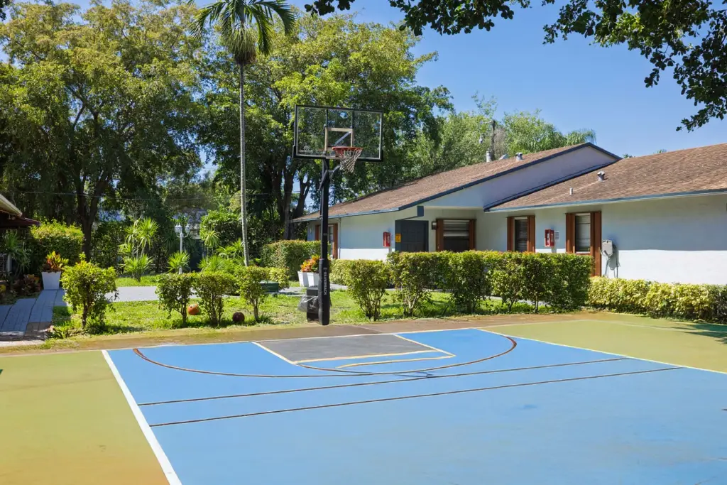 Outdoor basketball court for recreation and fitness at Harbor Village rehab in Miami