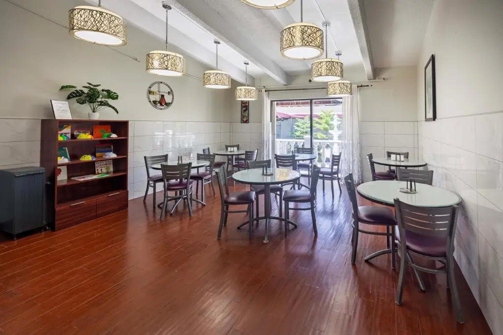 Bright dining room where residents share meals at Harbor Village Florida